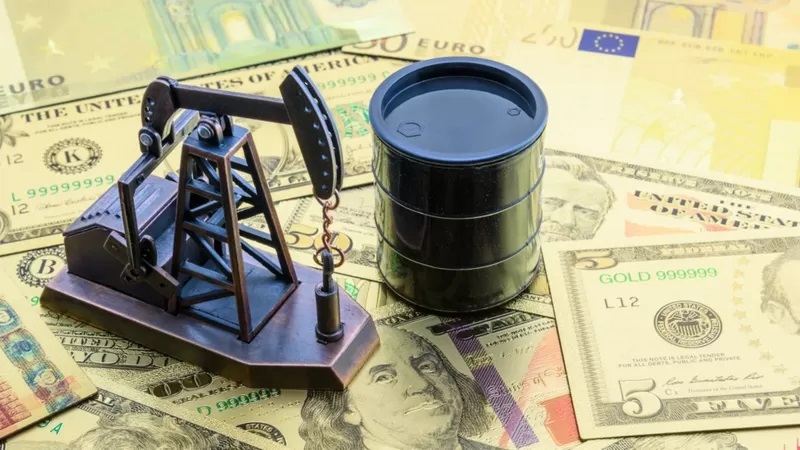 بعد سعي الصين والسعودية للتخلي عن الدولار في التعاملات النفطية.. هل سينتهي عصر البترودولار قريبا؟