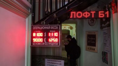 صورة محلل اقتصادي يشرح سبب هبوط الروبل الروسي وصعوده
