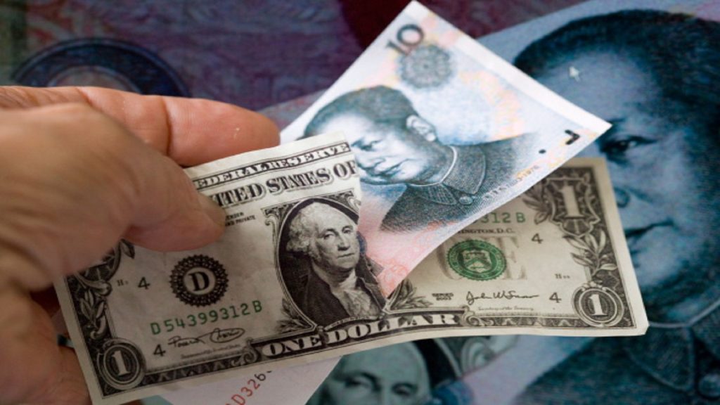 مع اتجاه العالم لحرب مالية.. هل يستطيع اليوان إطاحة الدولار عن عرشه؟