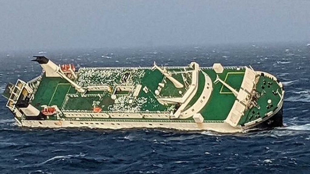 غرق سفينة تقل 750 طنا من الوقود قبالة تونس ومخاوف من التلوّث