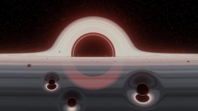 صورة رصد ثلاثة ثقوب سوداء صغيرة عالقة في مدار ثقب أسود عملاق