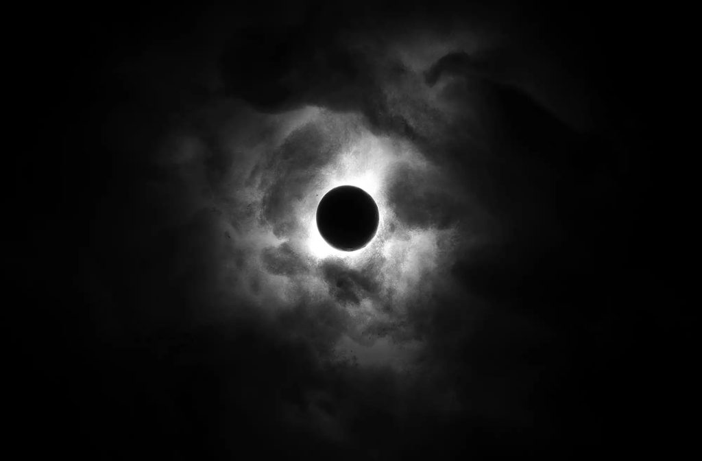 “القمر الأسود”.. العالم يشهد حدوث ظاهرة فلكية نادرة نهاية رمضان
