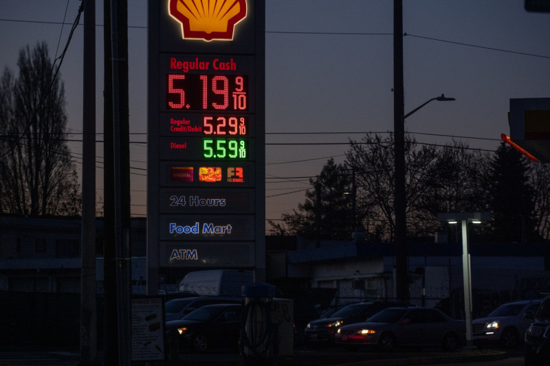 أسعار المحروقات في إحدى محطات الوقود في مدينة سياتل، بولاية واشنطن، يوم 9 مارس. الارتفاع الكبير في أسعار الوقود، يزيد الأعباء على الأسر الأمريكية وعلى الاقتصاد ككل