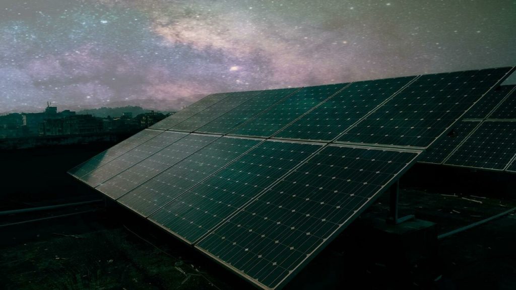 ألواح طاقة شمسية تولد الكهرباء خلال الليل