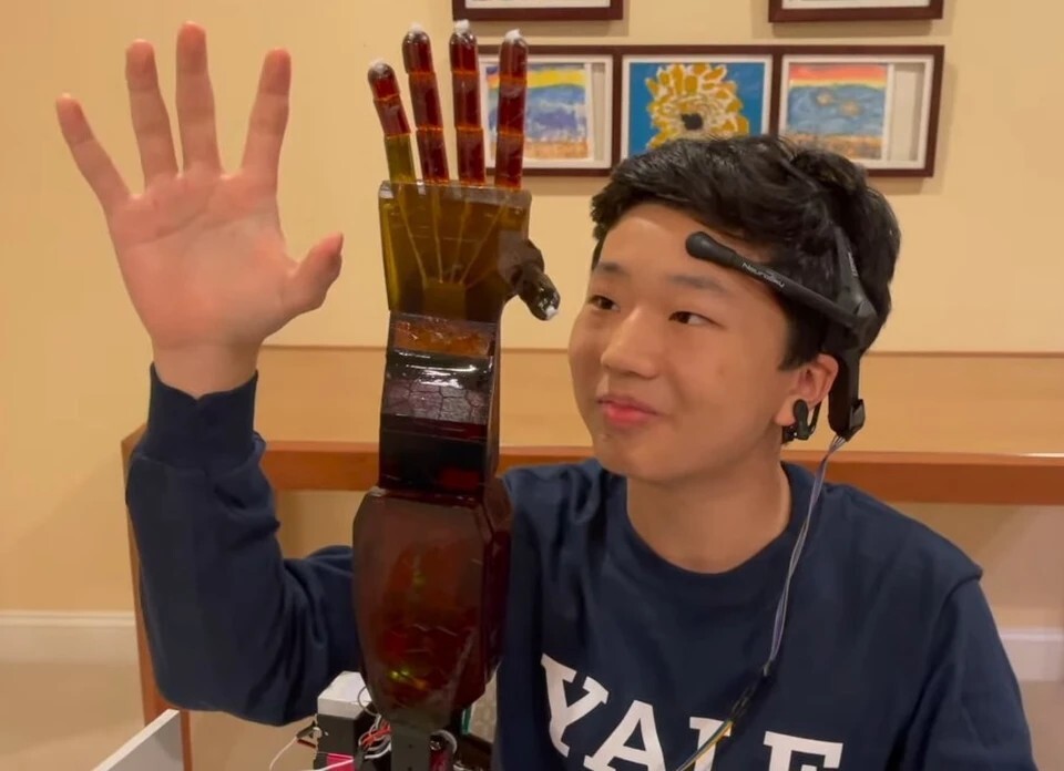 شاب أمريكي يخترع روبوت على شكل ذراع يتم التحكم فيه بقوة الفكر