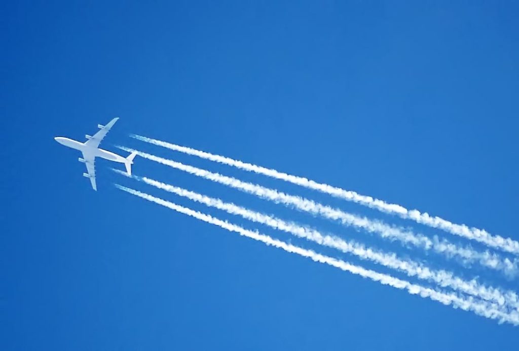“مسارات التكثّف”.. لماذا تنتج الطائرات آثارًا خلفها في السماء؟