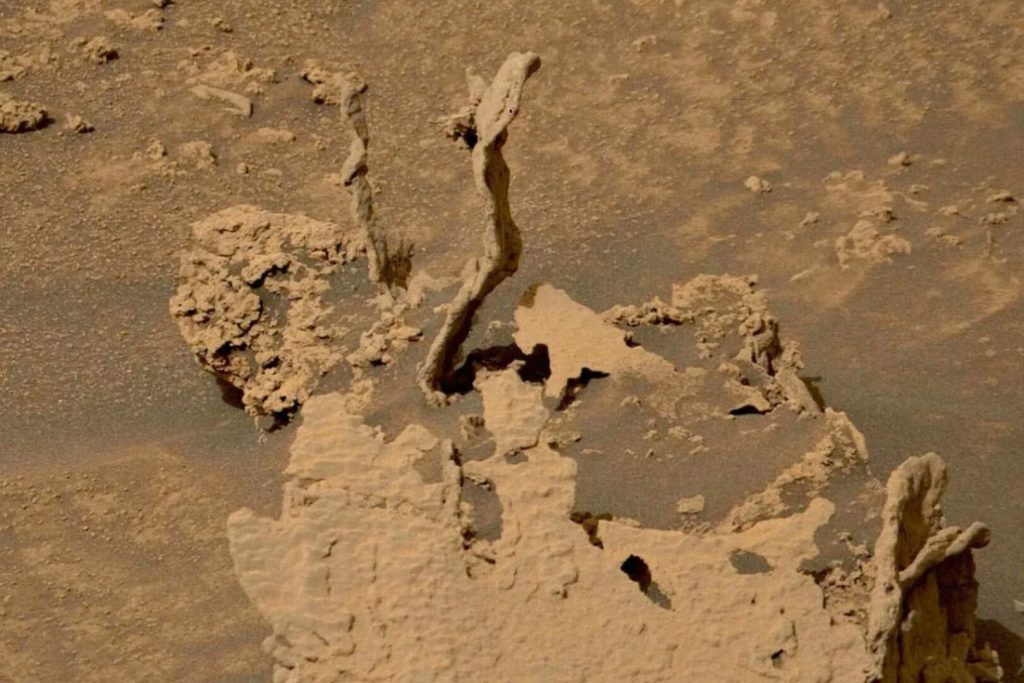 “تشبه عصا الساحر” مسبار ناسا يعثر على هياكل ملتوية على سطح المريخ