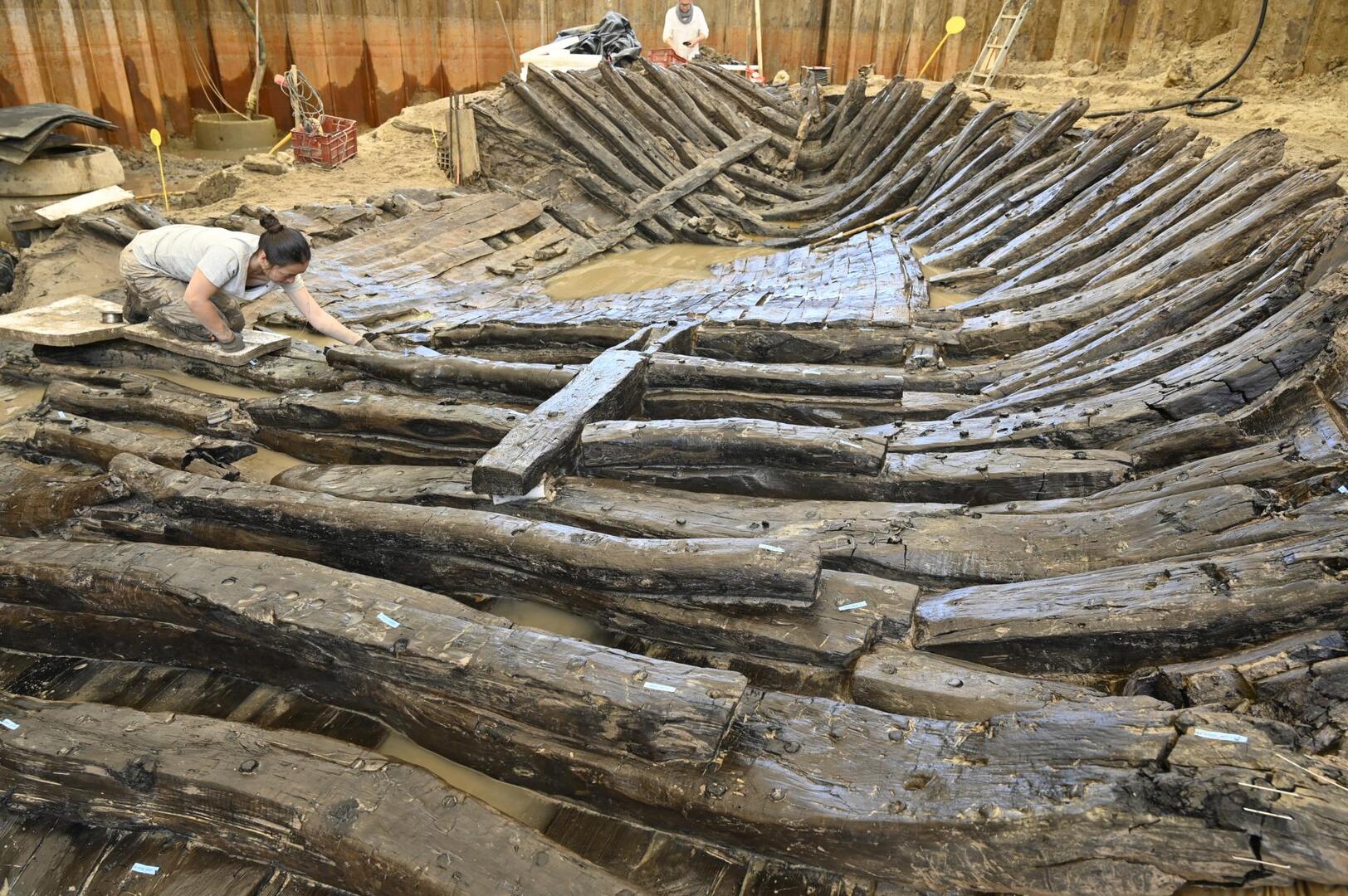هش لدرجة أن الهواء يمكن أن يتلفه.. علماء الآثار يسعون لإنقاذ حطام سفينة عمره 1300 عام