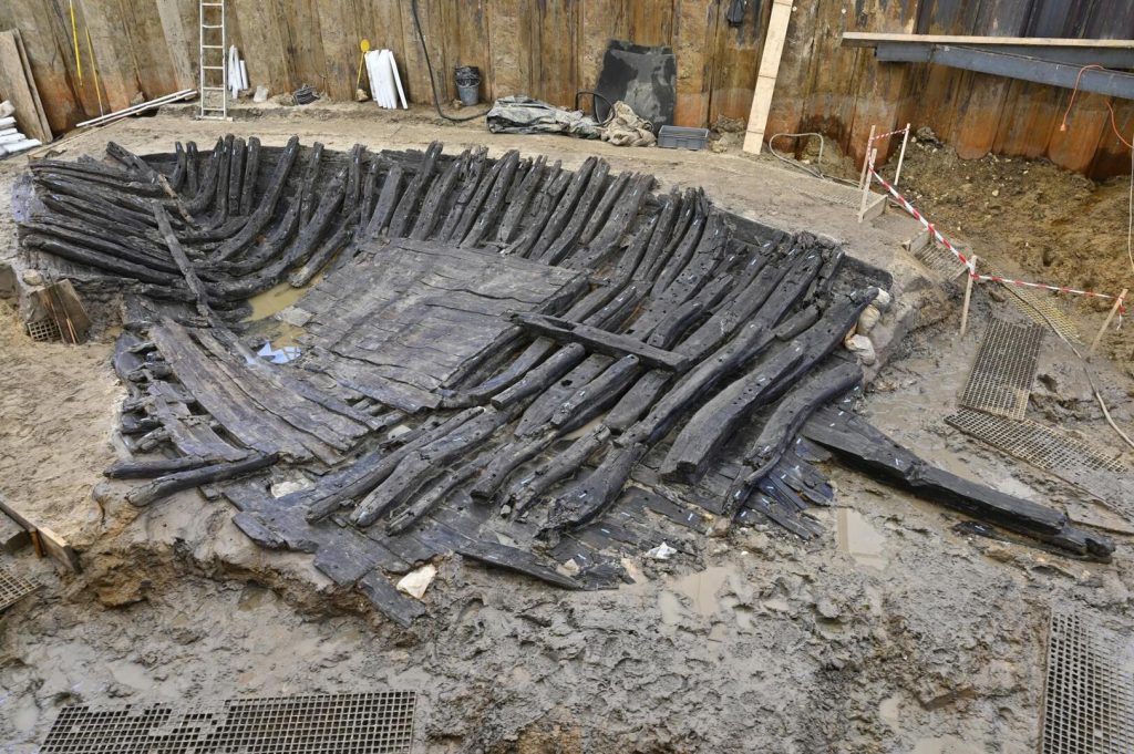 علماء الآثار يسعون لإنقاذ حطام سفينة عمره 1300 عام