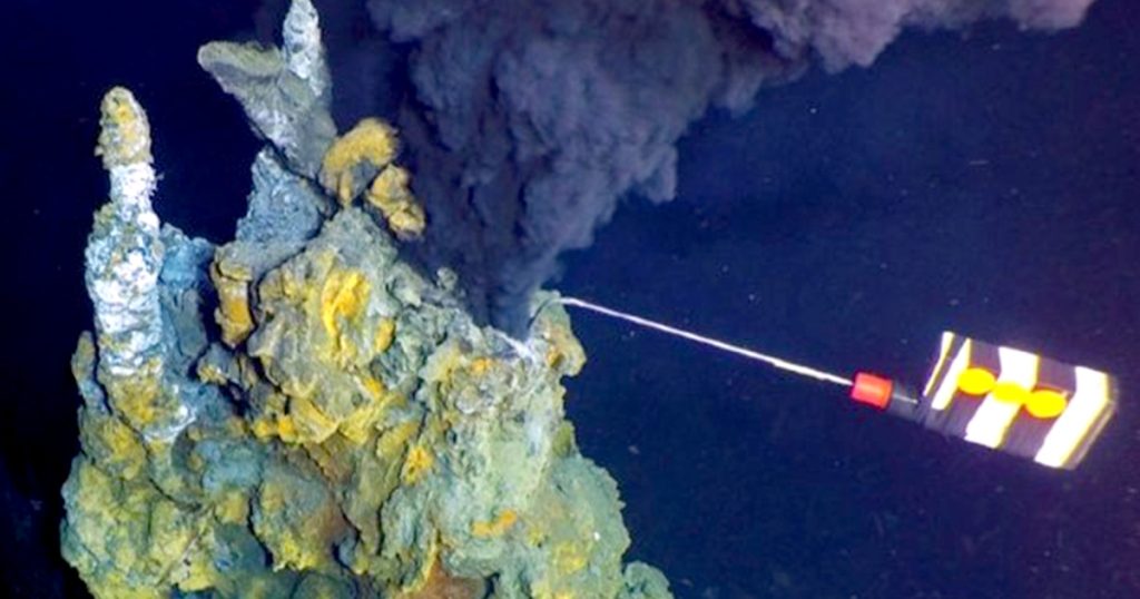 اكتشاف حقل من الفتحات الحرارية المائية الغامضة في أعماق المحيط الهادي