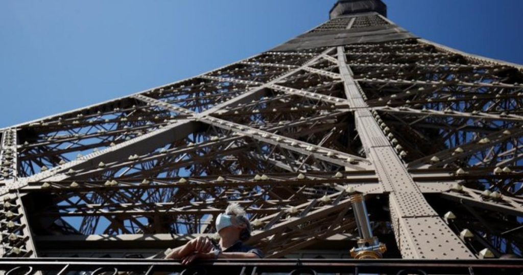 استعداداً لأولمبياد 2024.. باريس تخفي عيوب برج ايفل بـ60 مليون يورو