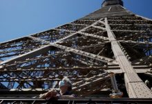صورة استعداداً لأولمبياد 2024.. باريس تخفي عيوب برج ايفل بـ60 مليون يورو