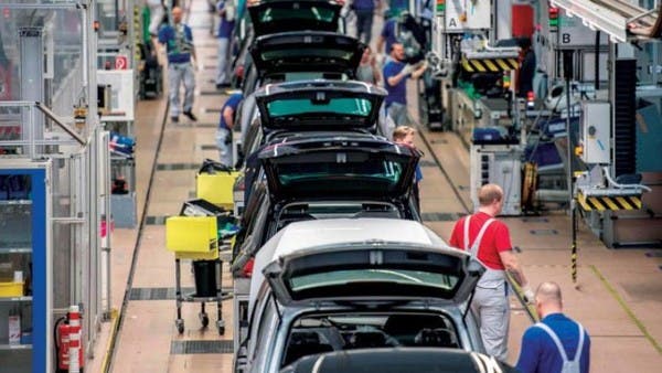 التحول للسيارات الكهربائية يدفع كبرى شركات السيارات للتخلص من آلاف الموظفين