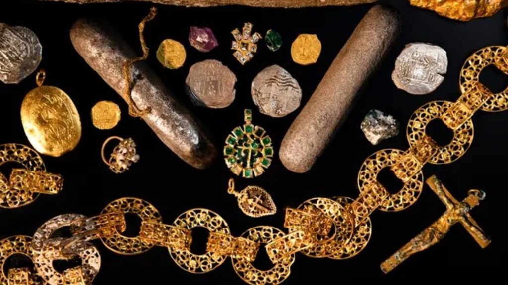 كنز دفين من الذهب والمجوهرات انتُشل من حطام سفينة عمرها 366 عاما