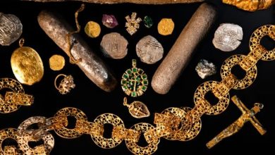 صورة كنز دفين من الذهب والمجوهرات انتُشل من حطام سفينة عمرها 366 عاما