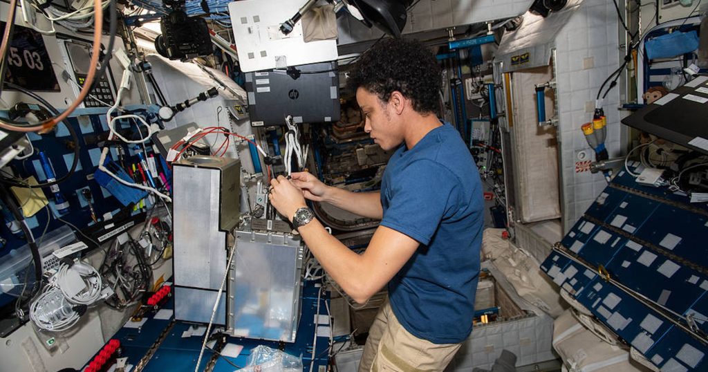 “جيسيكا واتكينز”.. عالمة فضاء أميركية قد تصبح أول امرأة تطأ القمر والمريخ