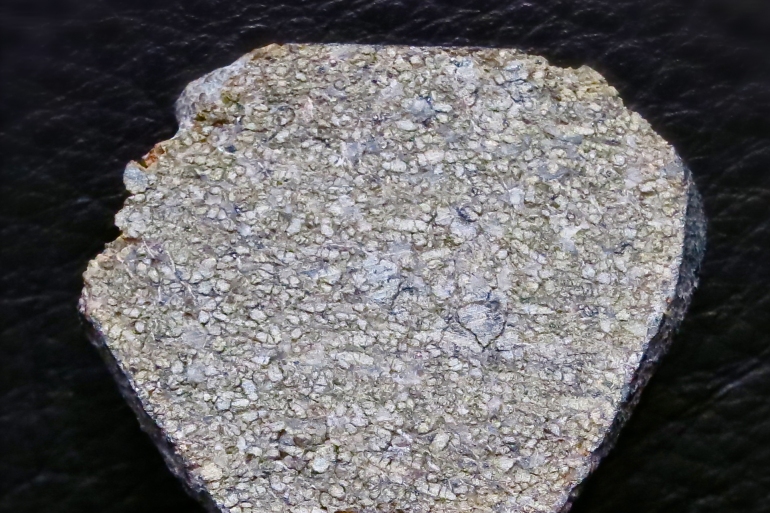 الأحجار النيزكية الأكثر شيوعا تتكون في أغلبها من مواد السيليكات وتحتوي على حبيبات صغيرة من الحديد استخدام متاح مع ذكر المصدر: ستيف جورفيتسون / فلكر