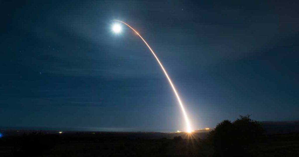 قادر على اختراق الغلاف الجوي للأرض.. الجيش الأميركي يختبر صاروخ “الردع”