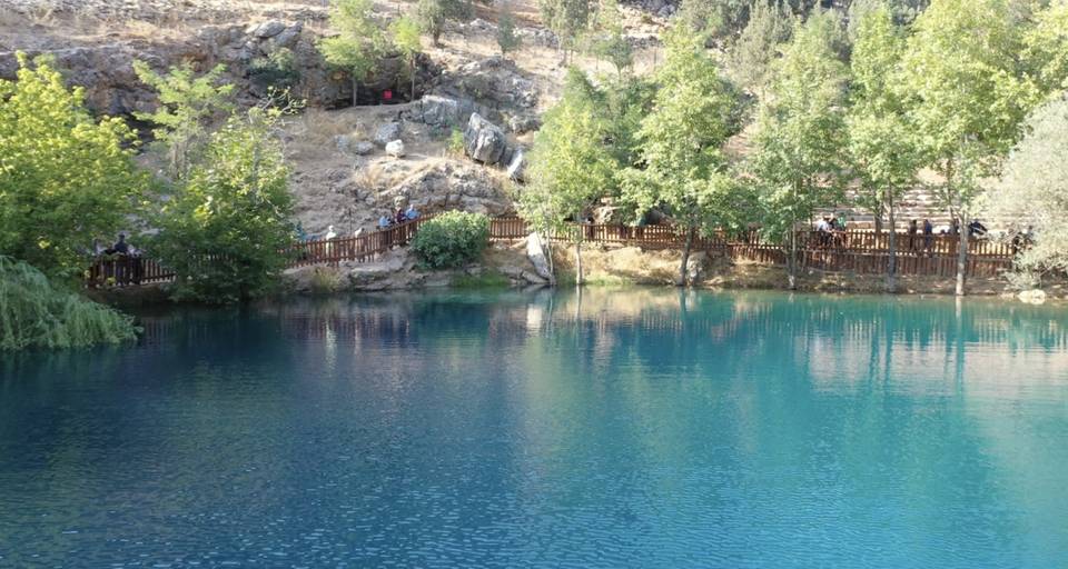 بحيرة غامضة في “قهرمان مرعش” التركية تجذب آلاف السياح