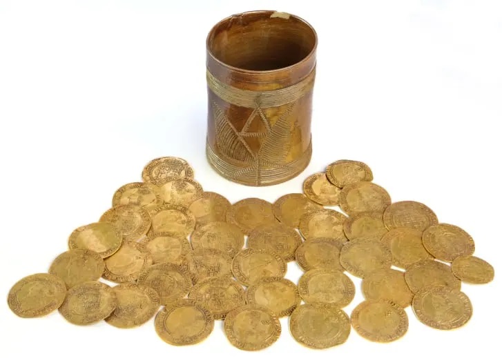 أكبر كنوز العملات الذهبية الإنجليزية.. العثور على عملات معدنية أسفل أرضية مطبخ