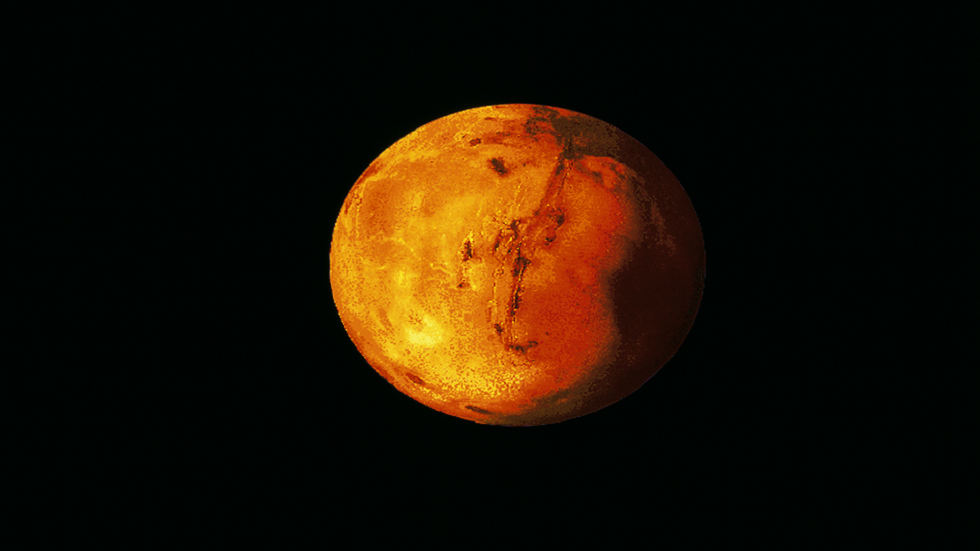 حتتها الرياح.. مركبة ناسا ترصد كثبانا رملية بأشكال جميلة على سطح المريخ