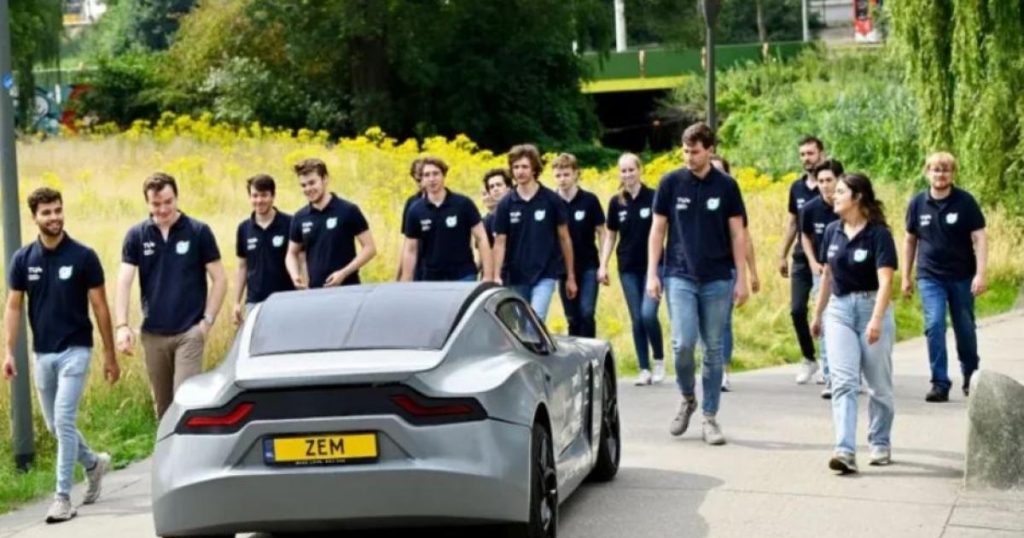 طلاب هولنديون يبتكرون سيارة كهربائية تمتص الكربون