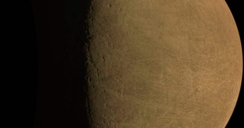 مركبة “ناسا” تصل لأقرب نقطة من قمر المشتري “يوروبا”