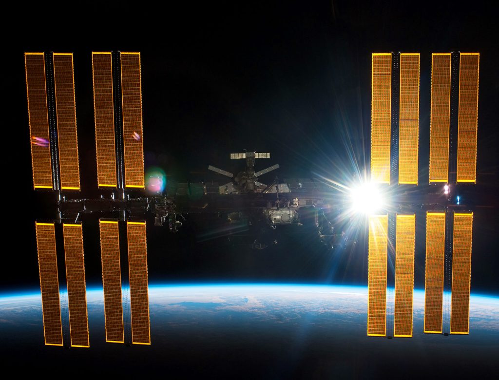 لماذا تُصنع الألواح الشمسية التابعة لمحطة الفضاء الدولية من الذهب؟