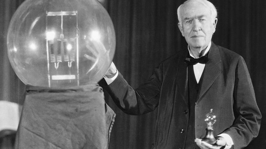 “توماس أديسون”.. الرجل الذي أضاء العالم بعد اختراعه المصباح الكهربائي