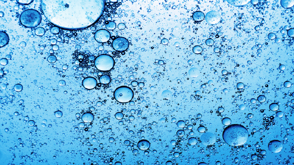 مشاهد تظهر قيام العلماء بتحويل المياه النقية إلى معدن