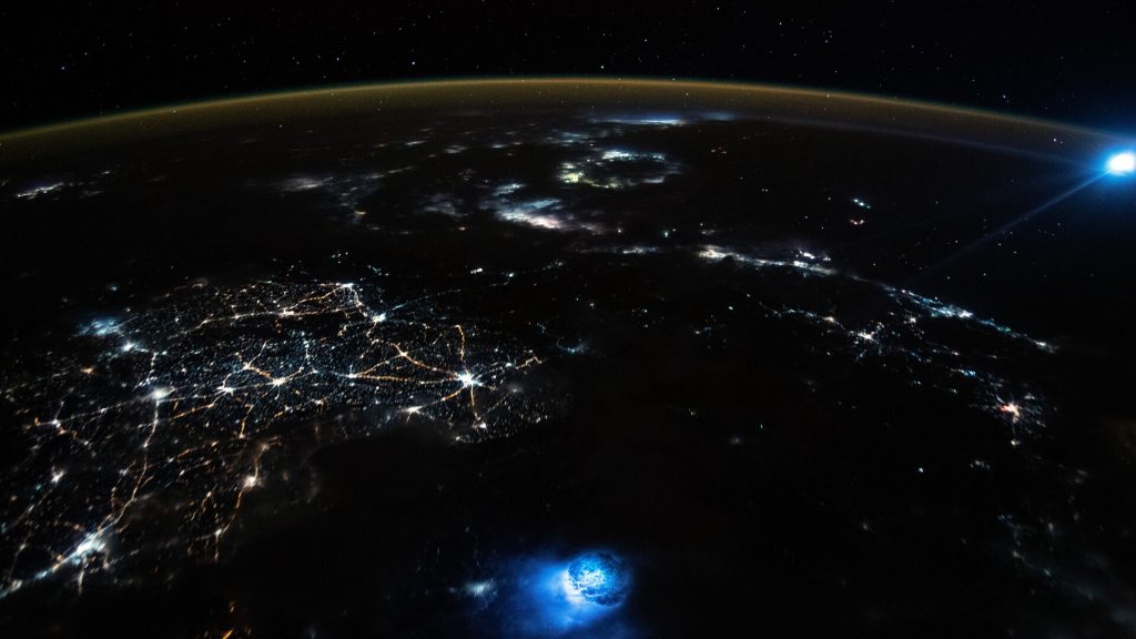 صورة فضائية تظهر نقاطاً زرقاء غامضة في الغلاف الجوي للأرض