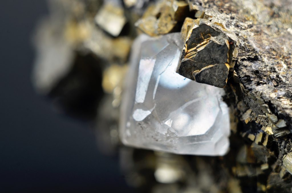 العثور على نوع نادر من الماس يكشف أسرار بيئة غنية بالمياه في باطن الأرض