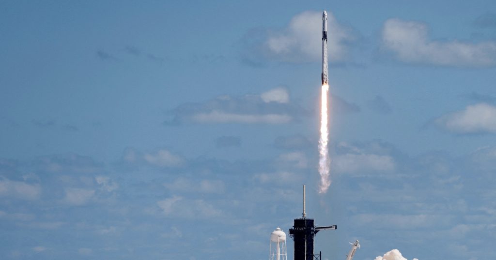 “سبيس إكس” تنطلق لمحطة الفضاء وعلى متنها بعثة ناسا ورائدة روسية