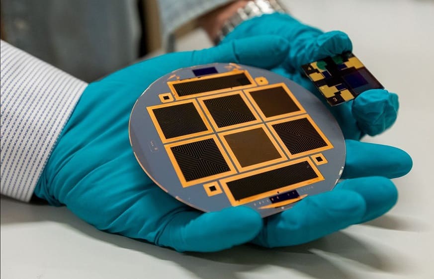 مصنوعة من البيروفسكايت والسليكون.. باحثون ينجحون في تطوير الخلايا الشمسية الترادفية