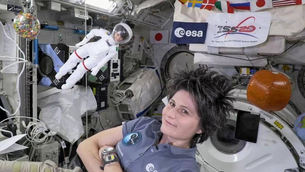 رائدة بمحطة الفضاء الدولية تستعين بدمية باربي للحديث عن علم الفضاء للفتيات (فيديو)