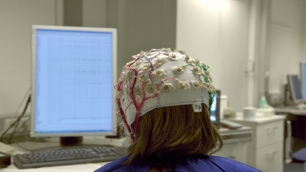 جهاز لقراءة الأفكار يمكنه تحليل الموجات الدماغية وتحويلها إلى جمل