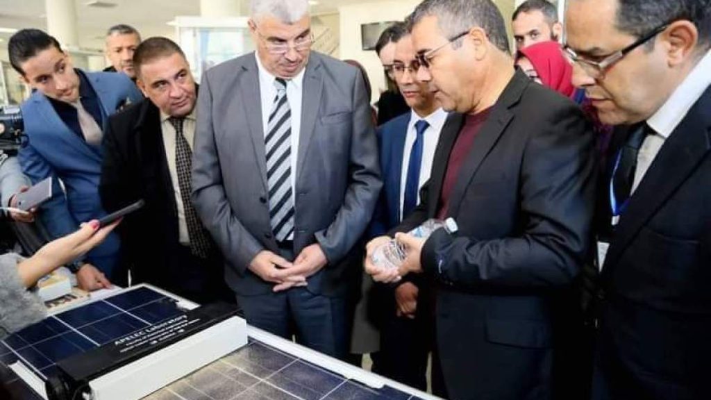 أكثر كفاءة.. باحثون جزائريون يبتكرون تقنية جديدة لتنظيف الألواح الشمسية