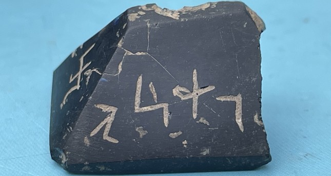 العثور على حجر أثري منقوش بتميمة مصرية شمال تركيا