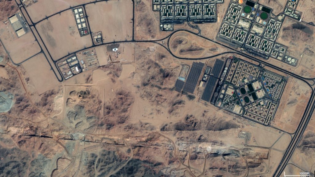 أحدث صور من الأقمار الاصطناعية تكشف بدء السعودية بناء “ذا لاين” في نيوم