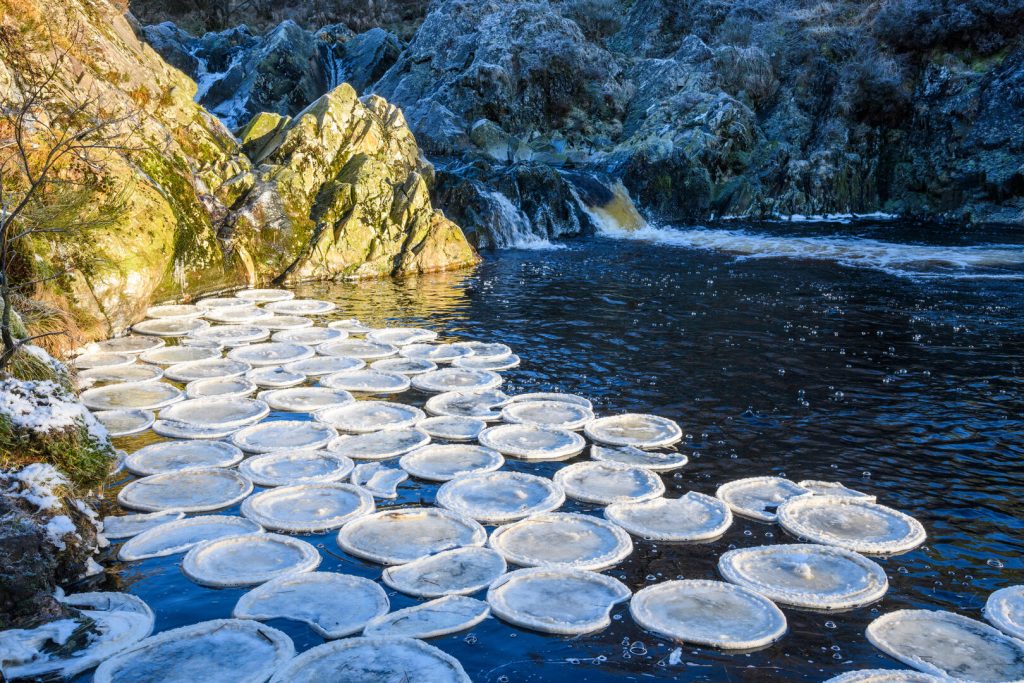 ظاهرة نادرة .. “فطائر جليدية” مذهلة تطفو على سطح نهر في اسكتلندا
