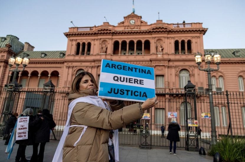 الأرجنتين تفيق من نشوة الفوز بكأس العالم على طبول الواقع الاقتصادي