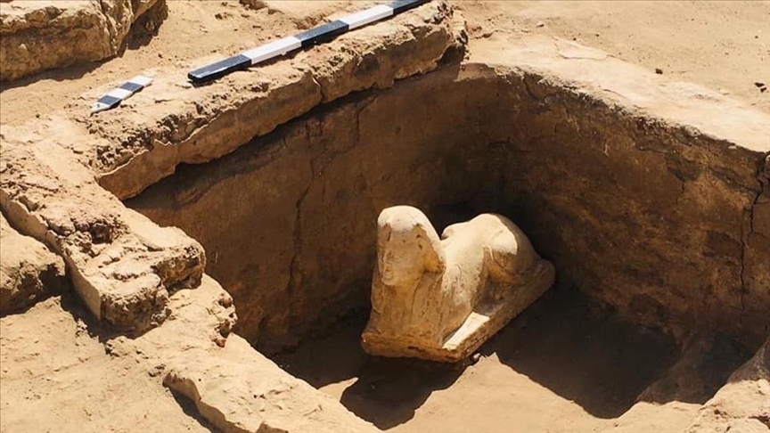 اكتشاف تمثال جديد لـ”أبو الهول” صغير ومقصورة جنوبي مصر