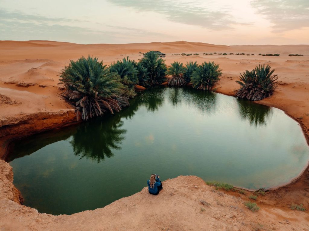 فنلندية تكتشف بركة على شكل قلب وسط صحراء السعودية