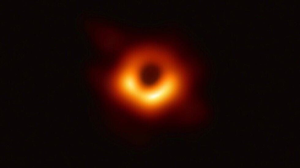 العلماء يطلقون صورة جديدة لأول ثقب أسود شوهد على الإطلاق